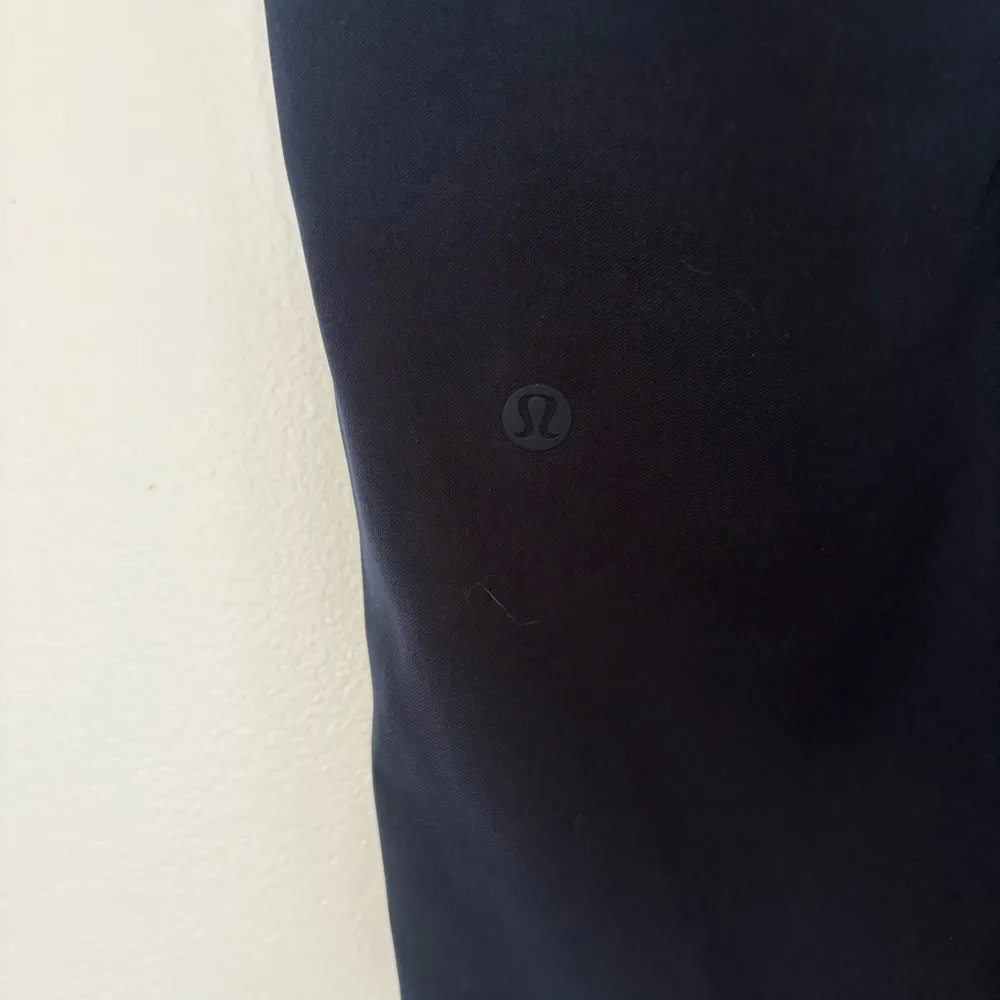 LuluLemon On the Fly Mid Rise Cropped Pant
TravelWoven navy 4 23” - Image 10