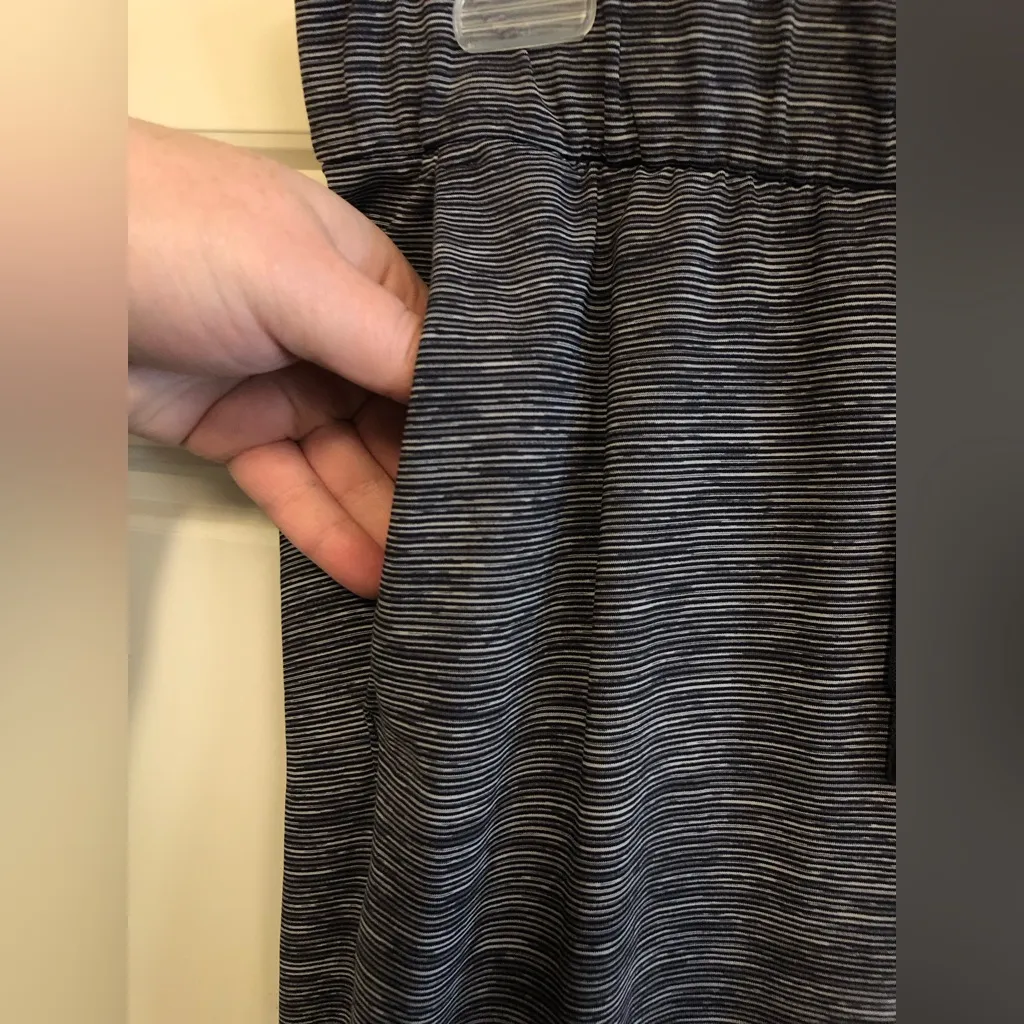 Lululemon On the Fly 7/8 Pants Striped Gray Pull On Size 6 - Image 10