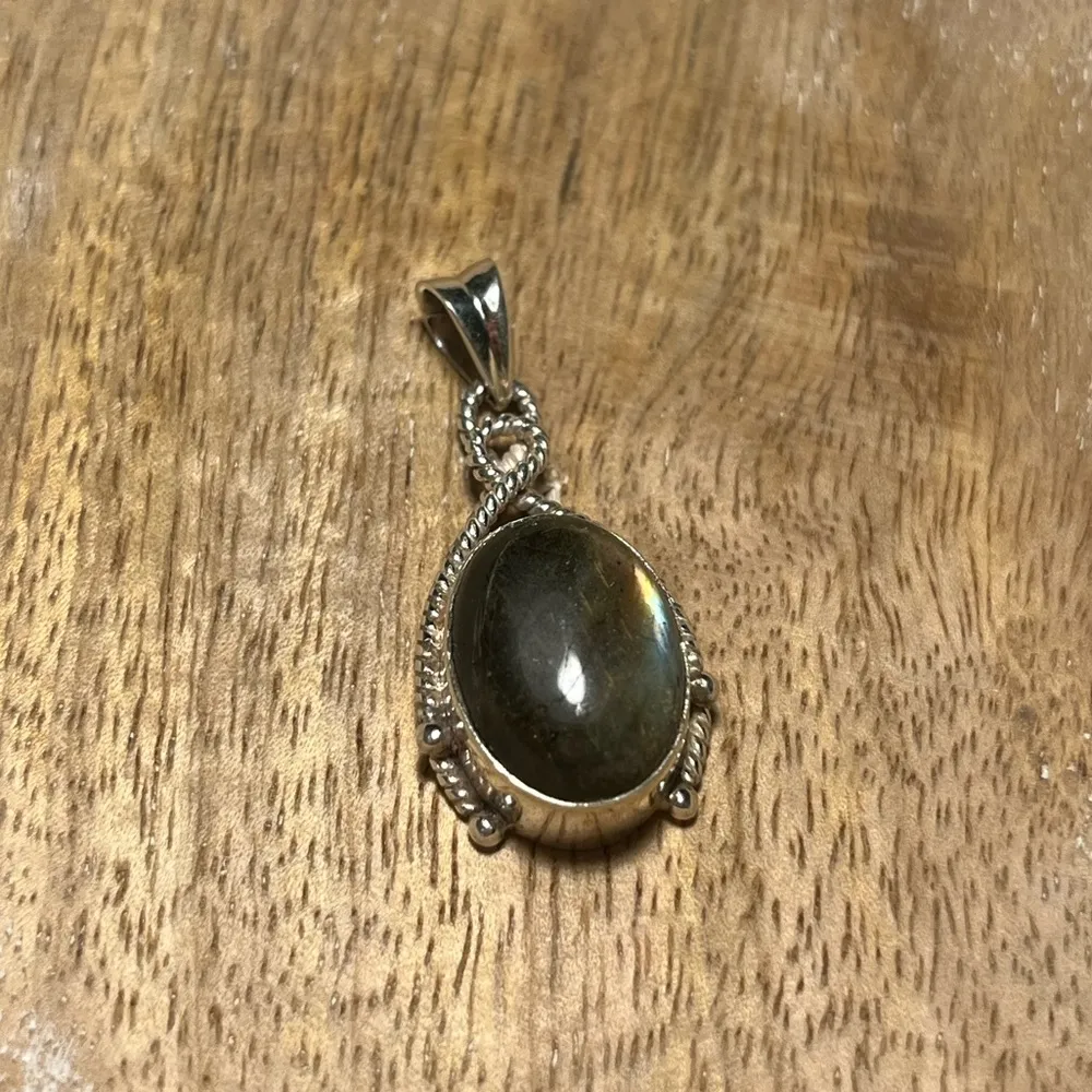 Labradorite Rope Detail 925 Sterling Silver Pendant - Image 3