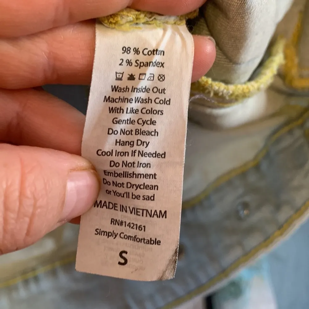 LuLaRoe Light Wash Stretchy Jean Jacket with Embroidered Flowers Size S - Image 4