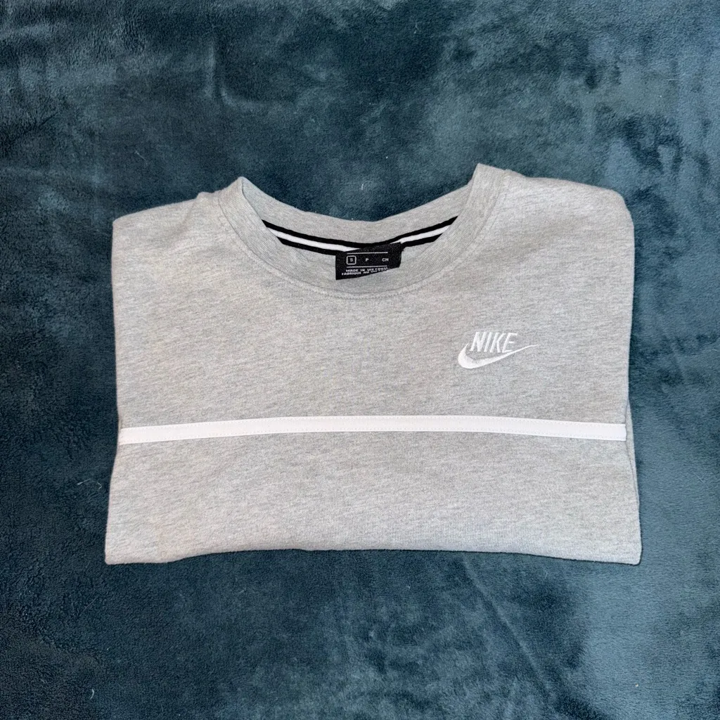 Nike Heather Gray Crop top long sleeve with White Accents - Image 2