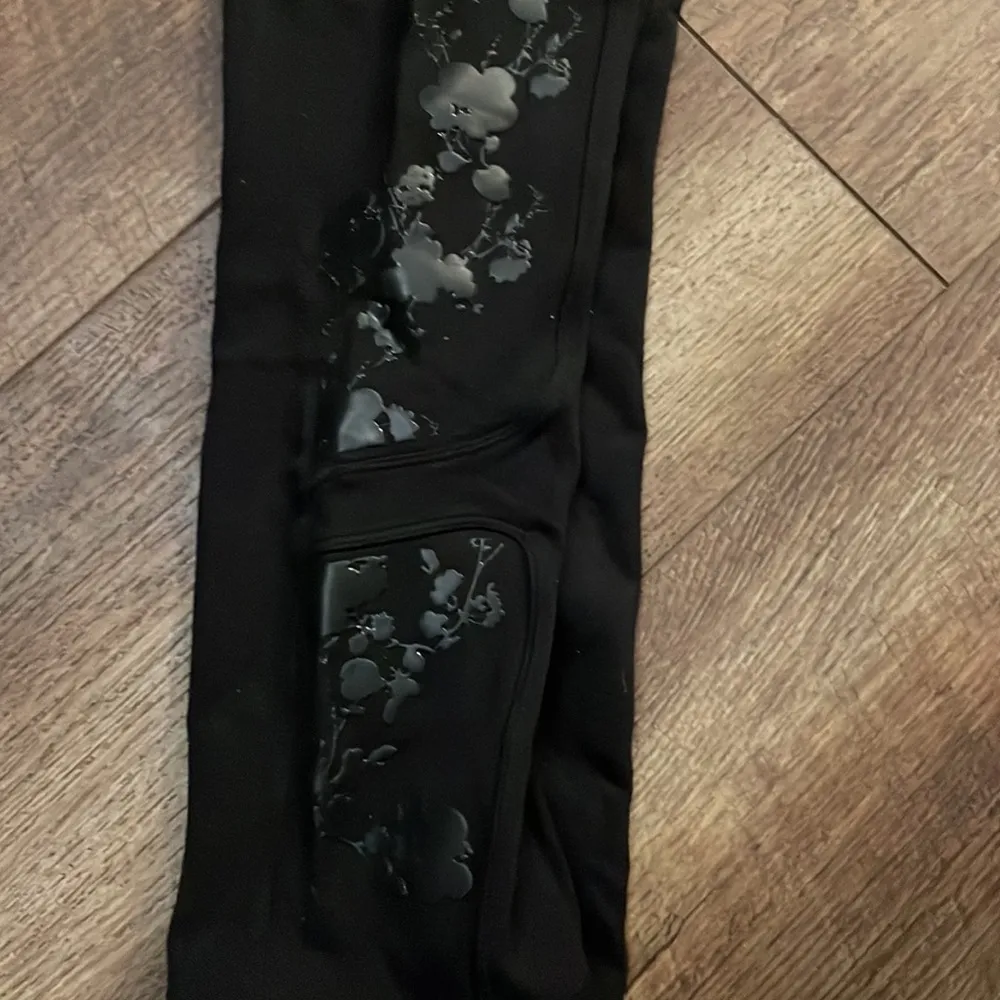 Lululemon Hold Me Close Embossed Floral Crop Leggings - Image 7