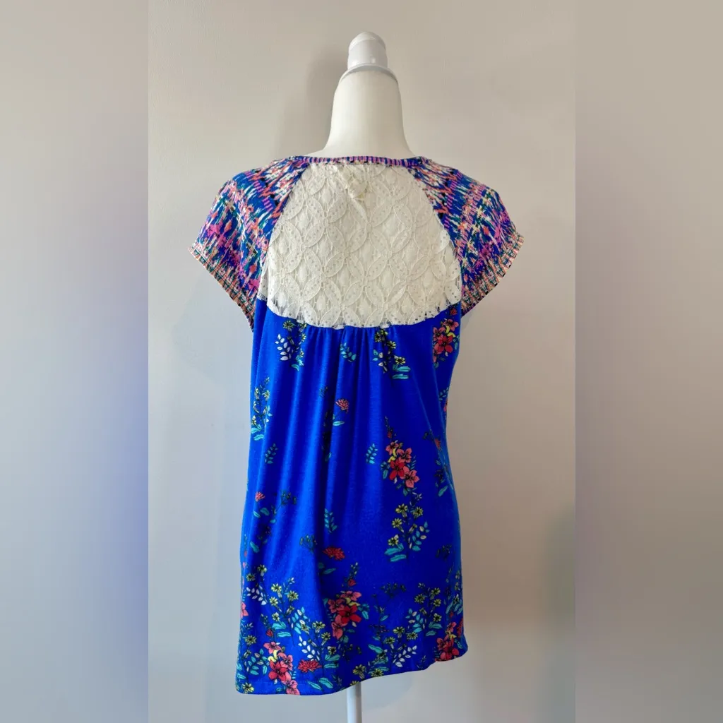 Fig and Flower Women’s Blue Floral Print Lace Back Short Sleeve Top Size M Size M - Image 4