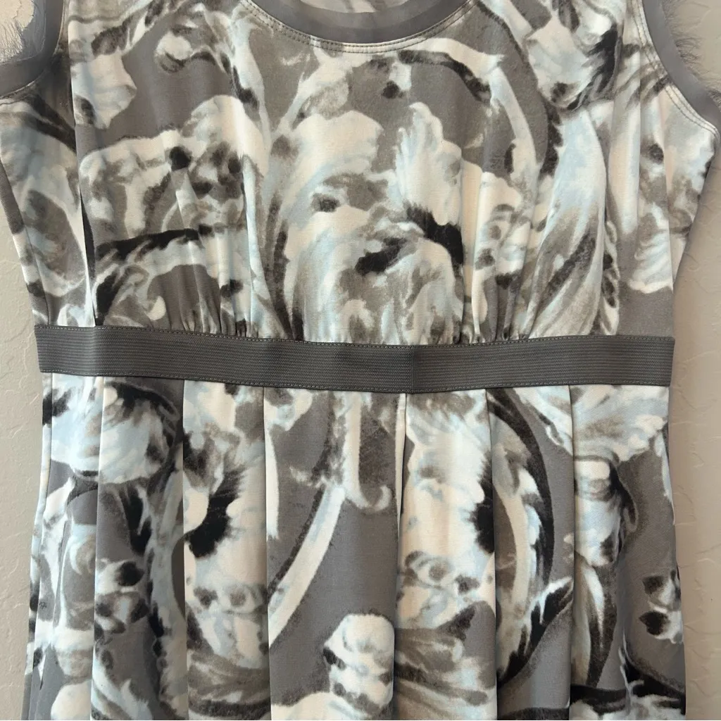 ⭐️Simply Vera Vera Wang gray and light blue floral sleeveless dress size small - Image 9