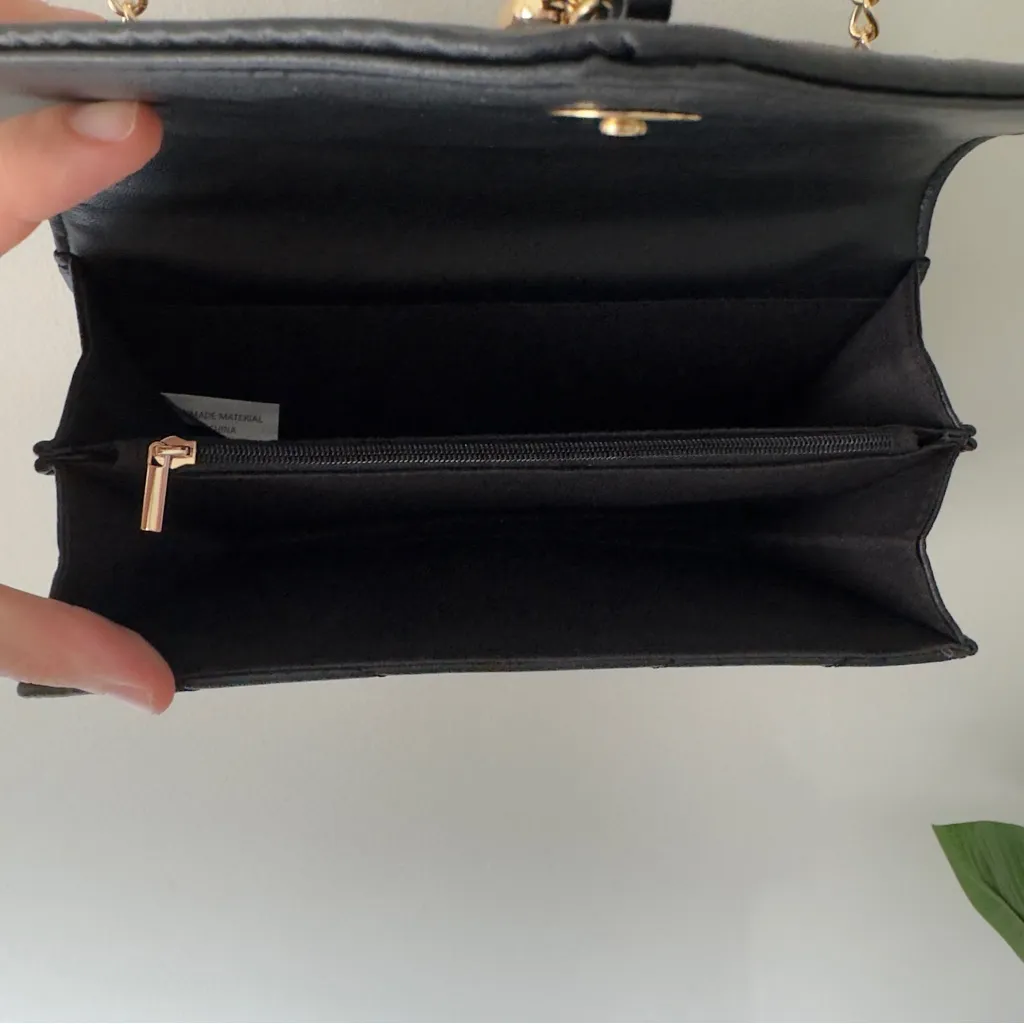 Black Quilted Shoulder Bag Gold Adjustable Strap Tassel Accent Pockets Unbranded - Image 6