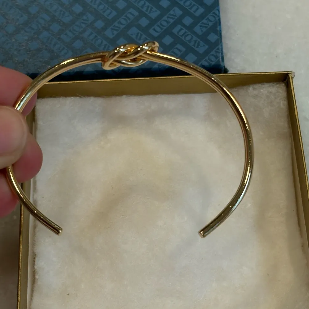 Avon Gilded Knot Gold Tone Cuff Bracelet NIB 1977 Vintage - Image 2
