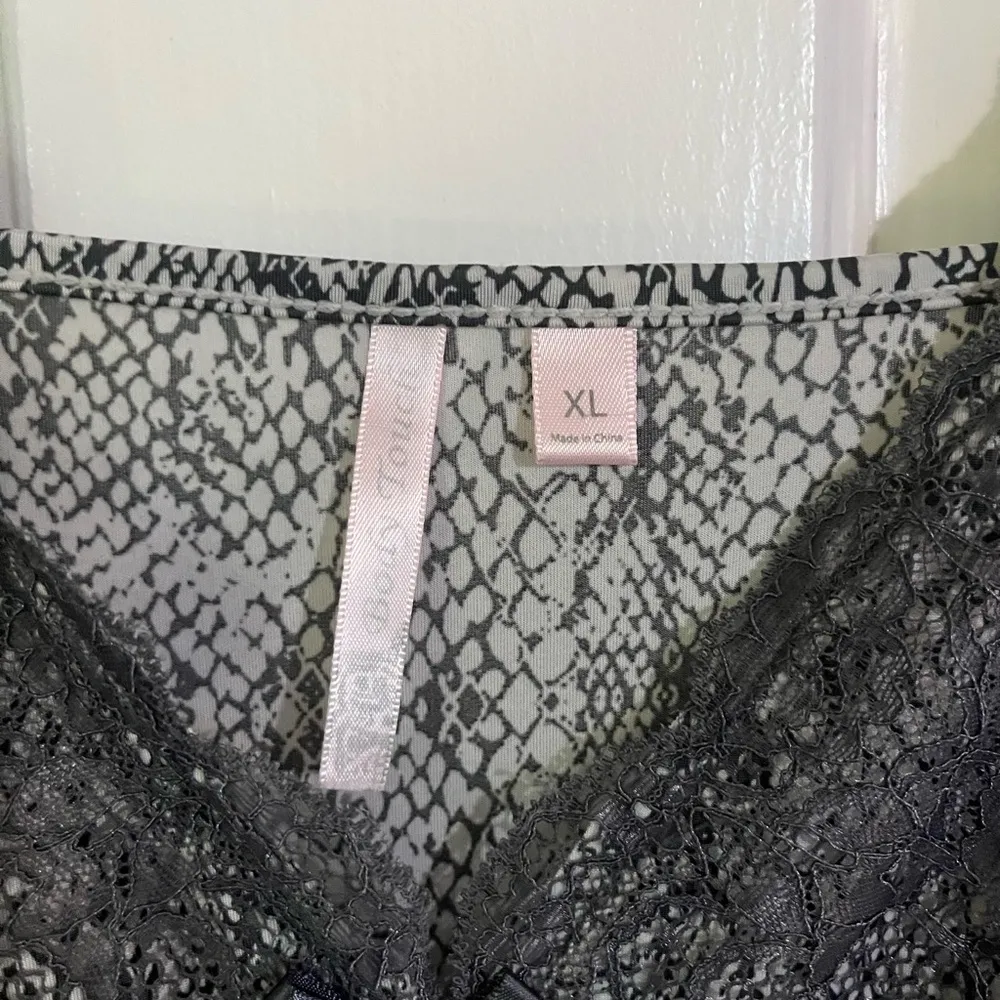 Body touch grey and black snake and lace printed nightie with stretch size xl - Image 4