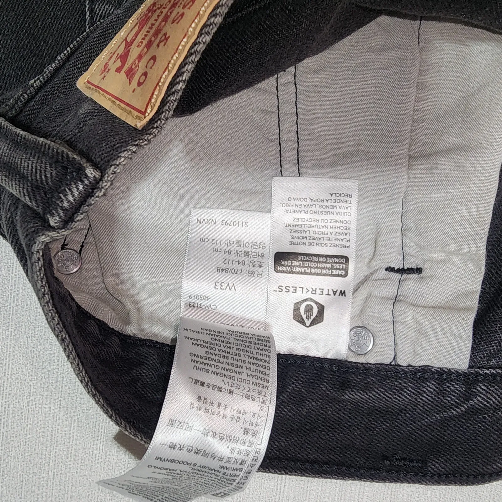 Levi's women's high rise shorts 501 button fly W33'' - Image 7