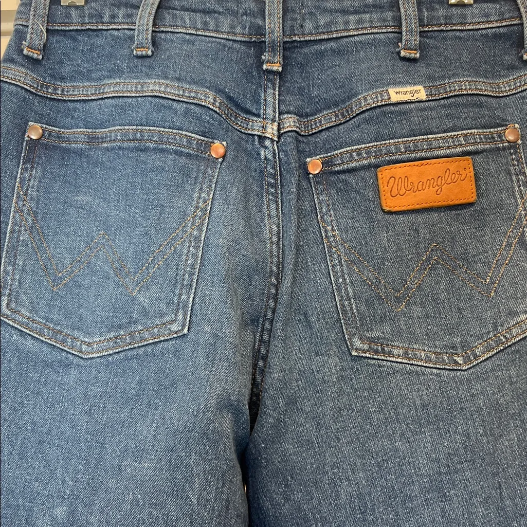 Wrangler Women's Classic Blue Flare Jeans size 28x34. In perfect condition! - Image 10