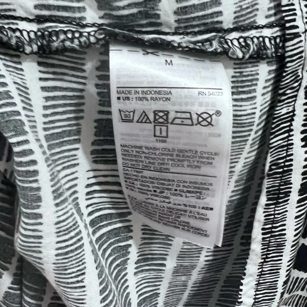 Old Navy black and white ruffle top sundress size medium - Image 5