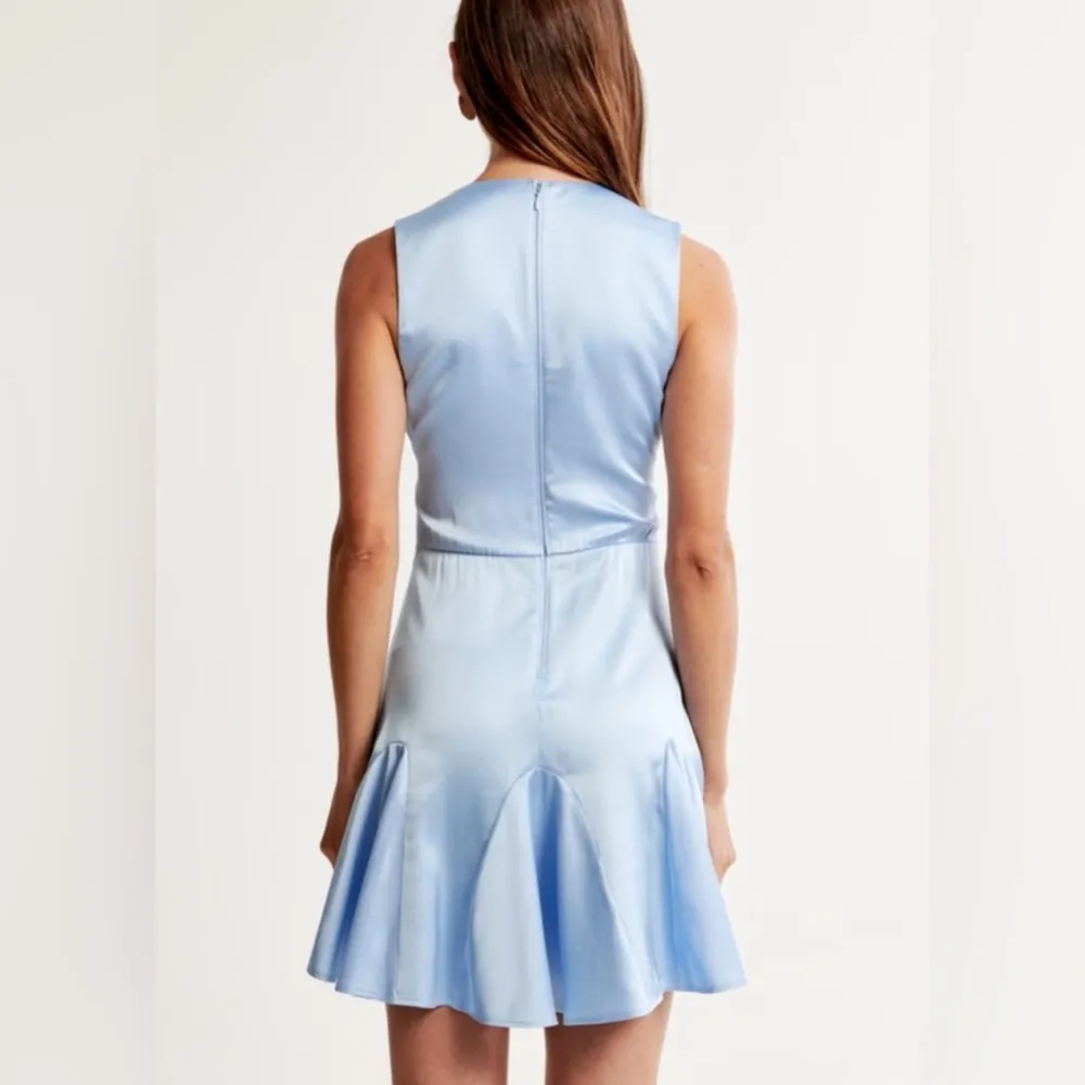 Abercrombie and Fitch Plunge Satin Mini Dress in Blue Size Medium Tall - Image 3