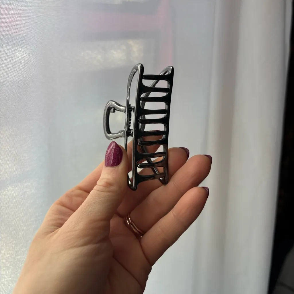 Kitsch Hematite Open Shape Claw Clip Black - Image 3