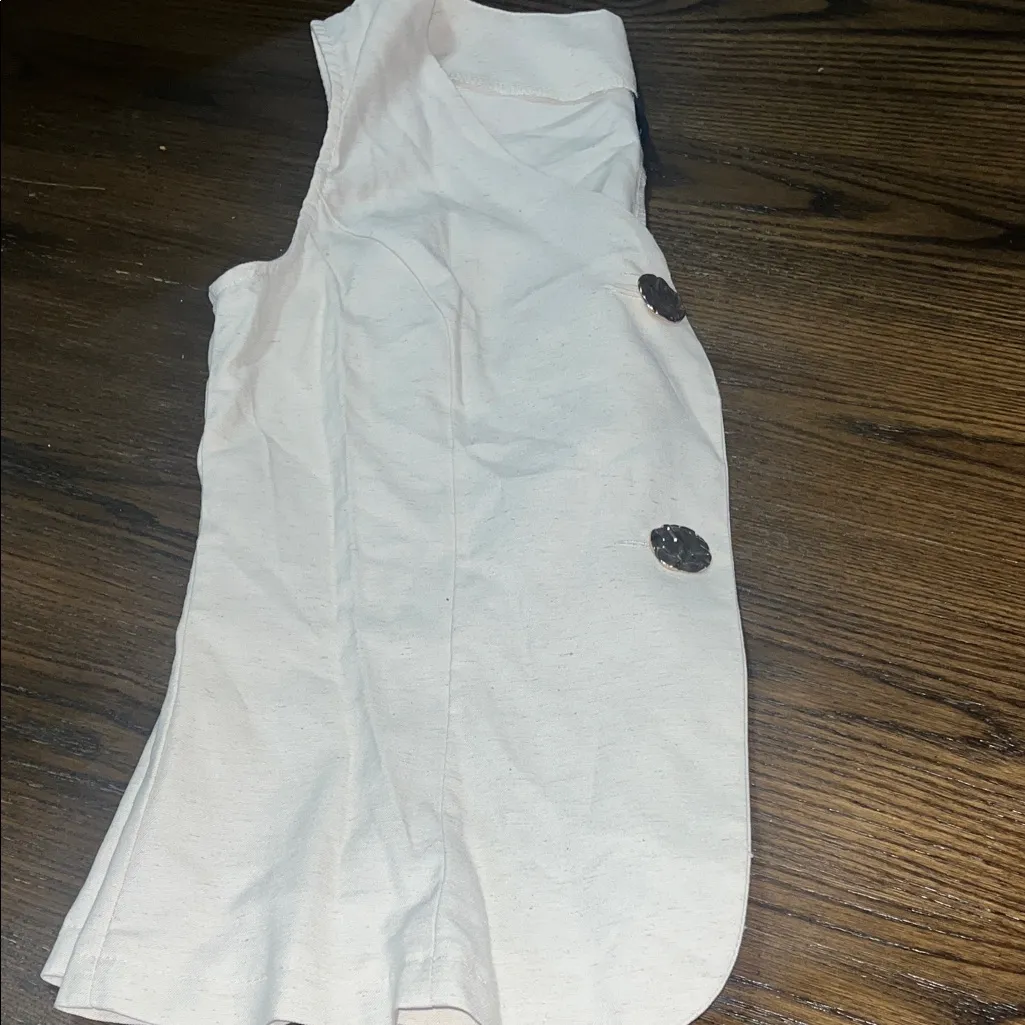 SHEIN Off-White Sleeveless Blouse with Statement Buttons - Image 4