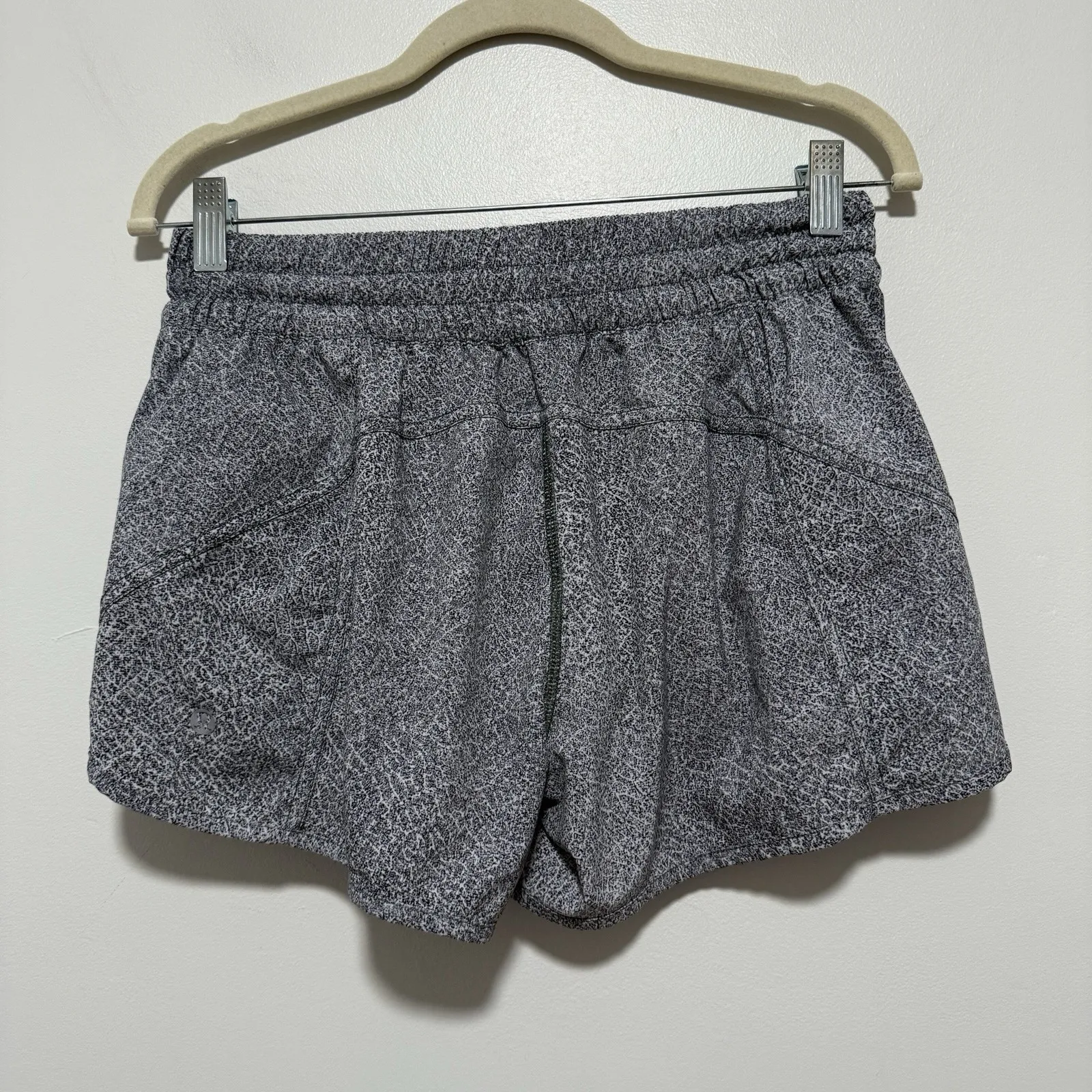 Lululemon Tracker Short V *4" Fractal Alpine White Black / Black Size 10 - Image 6