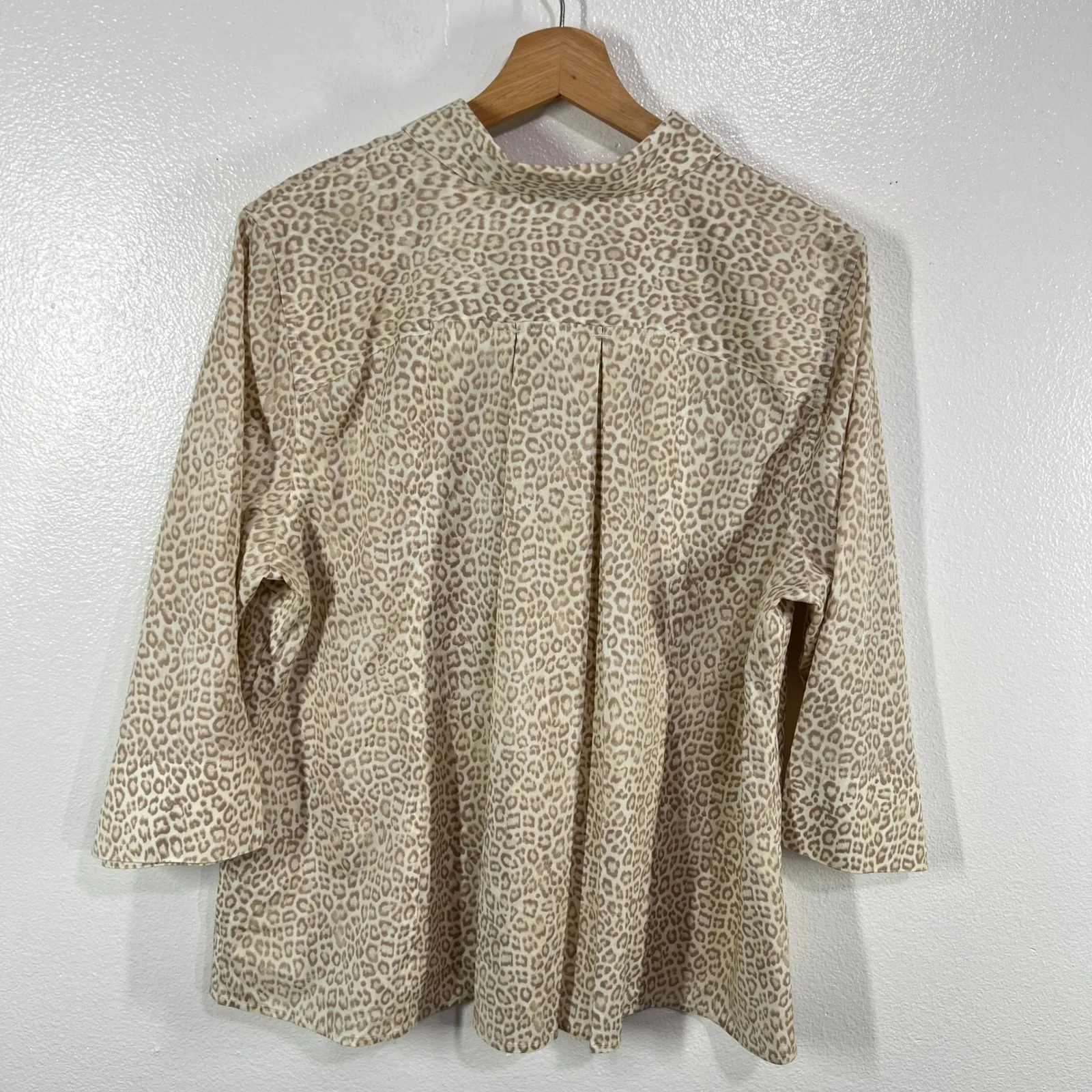 Chico's Leopard Print No-Iron Button Shirt Size 2 Beige Animal Print 3/4‎ Sleeve - Image 3
