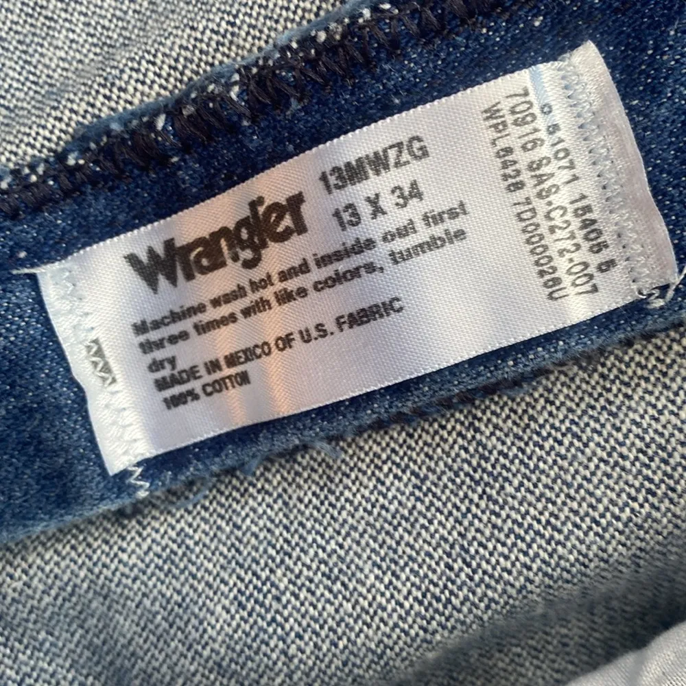 Wrangler cowboy cut jeans in medium wash. - Image 4