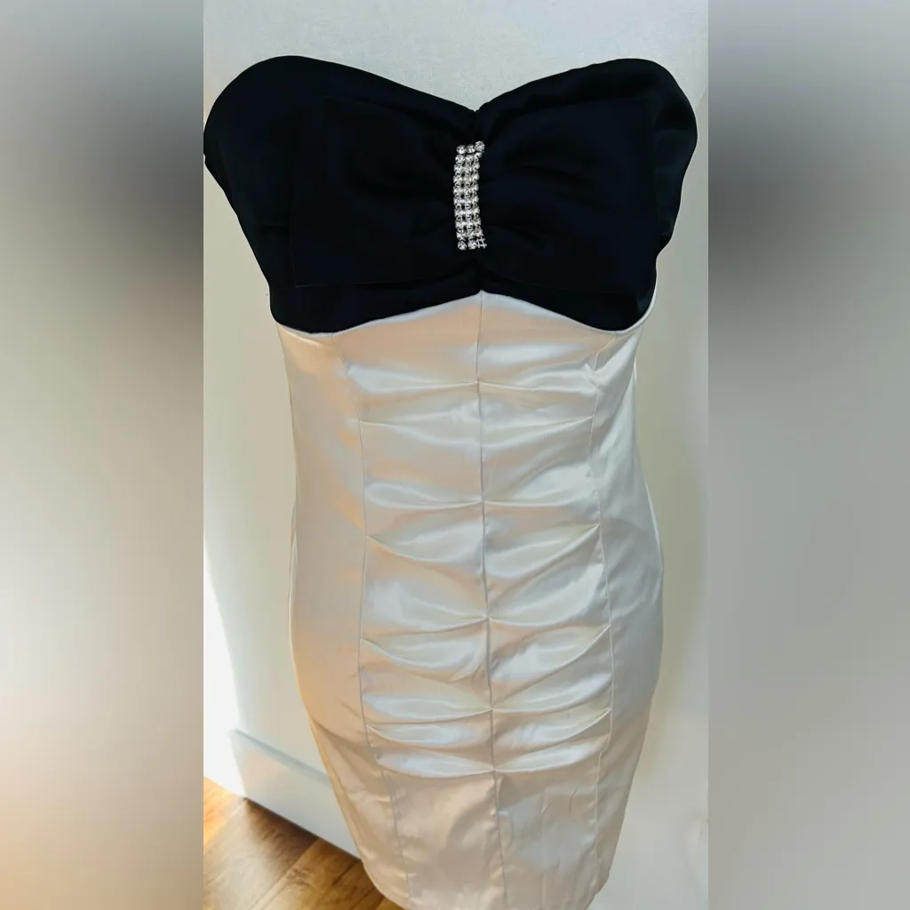 Black and Cream Strapless Dress with bow Holiday Size 6 - Image 2
