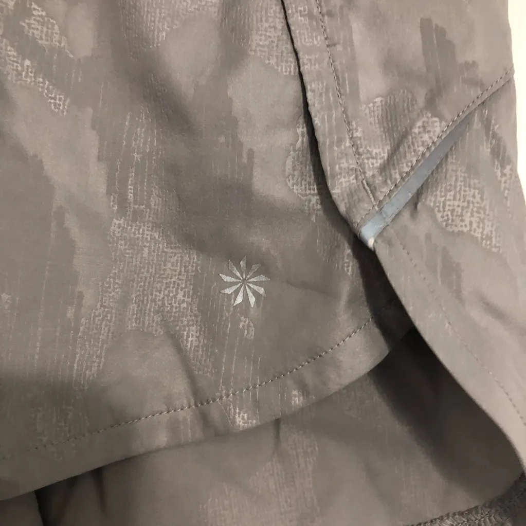 Athleta grey women’s activewear shorts 4.5” inseam size‎ XS athleisure workout - Image 4