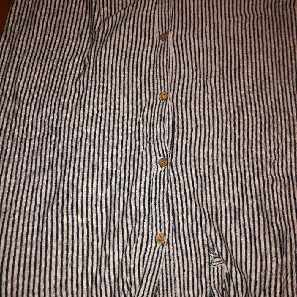 Rachel Zoe button down linen top, tie front - Image 12