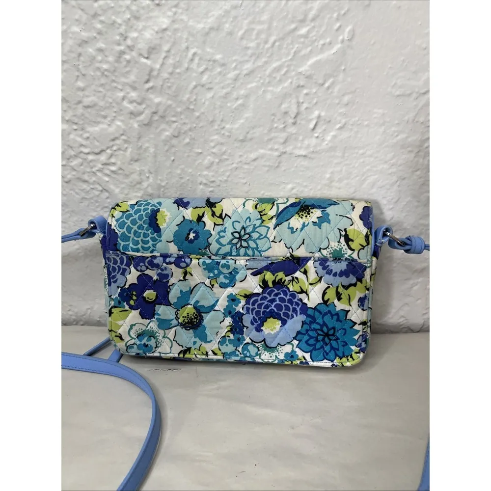 VERA BRADLEY TurnLock Crossbody Blueberry Blooms Lt Blue Faux Leather Trim - Image 4