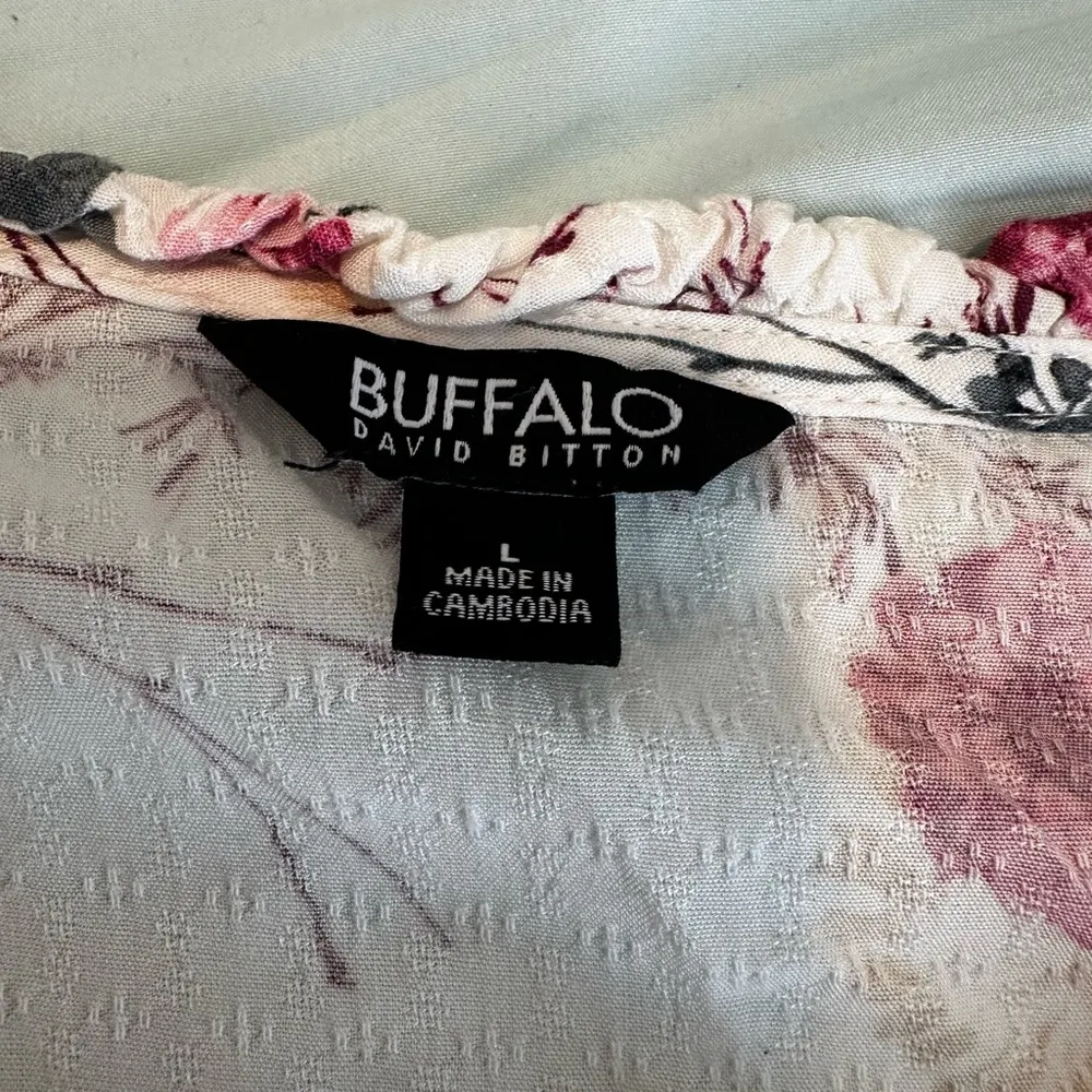 Buffalo David Bitton Women's Large Floral Printed V Neck Flutter Sleeve Top. - Image 6