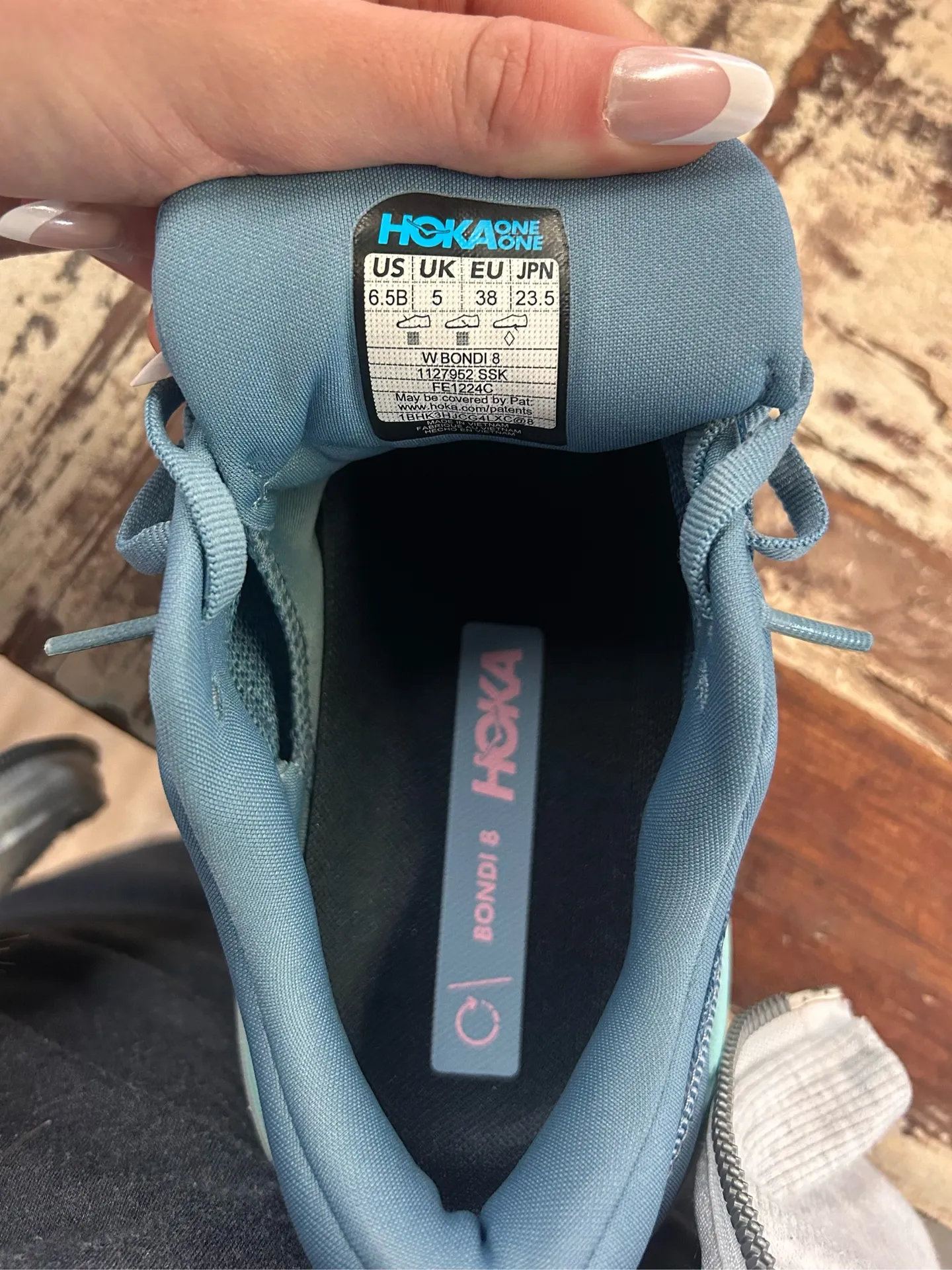 Women Hoka Bondi 9 size 6.5 - Image 4