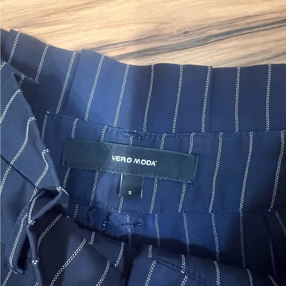 Vero Moda Size S Pinstripe Blue And White Paper bag Shorts Academia Rolled Hem - Image 2