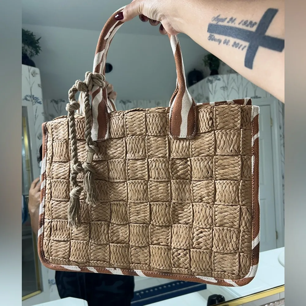 NWT VINCE CAMUTO Orla Tote - Image 4