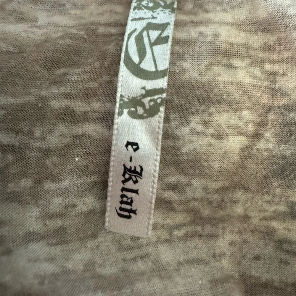 Graphic tshirt with rhinestones.. Small fit but no tag - Image 3