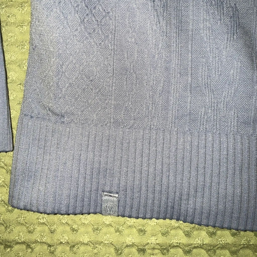 Lululemon athletica long sleeve turtle neck thumb hole thermal size 12 textured - Image 4