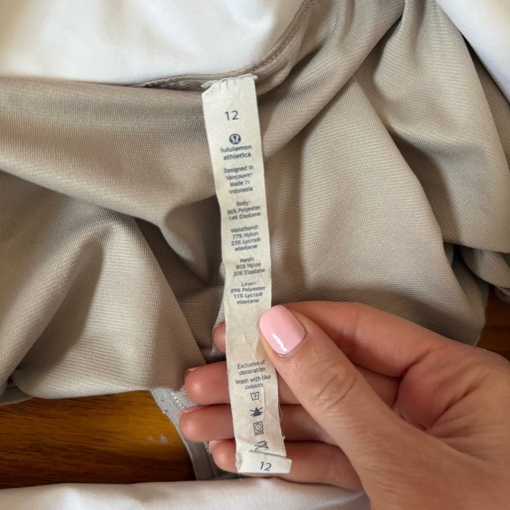 Women’s Lululemon White Mind Over Miles Athletic Shorts Size 12 - Image 9