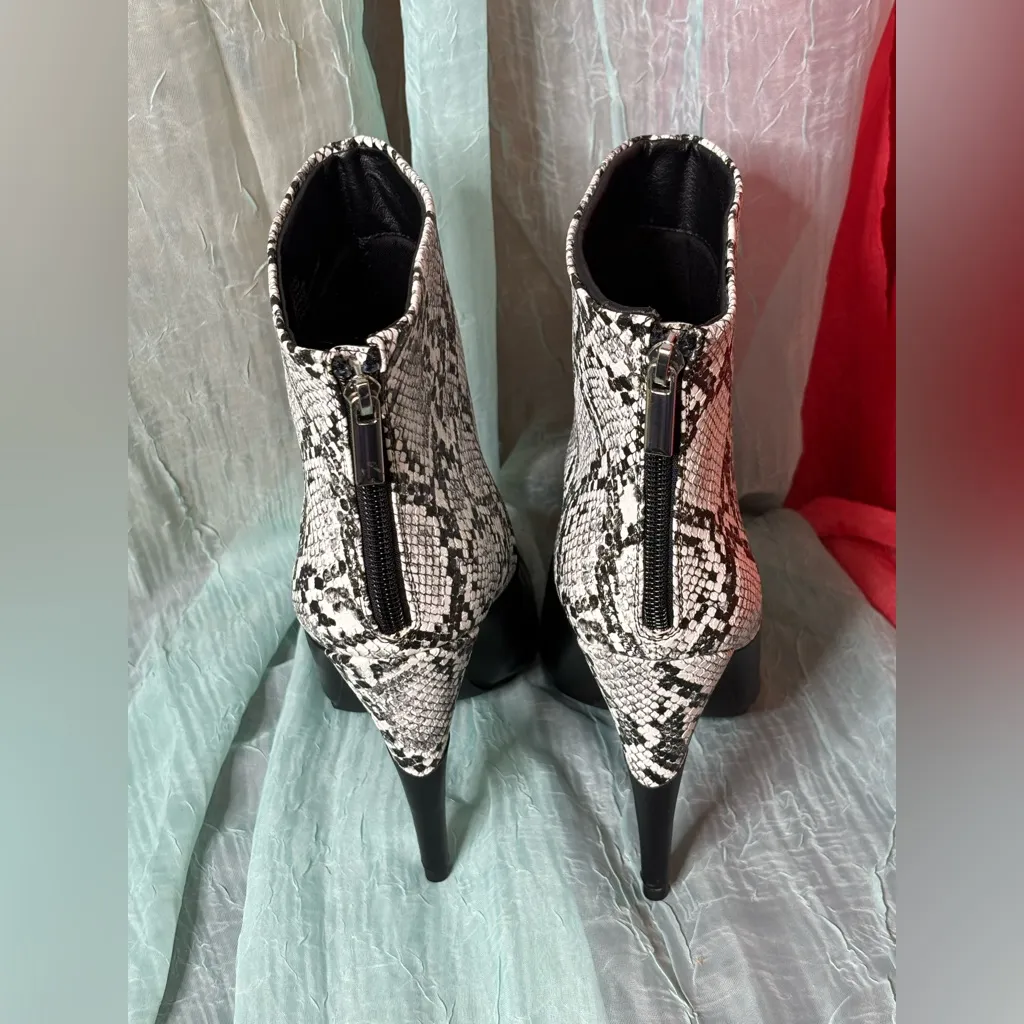 Wild Snakeskin Patterned Shoes NWOT Black Size 9 - Image 3