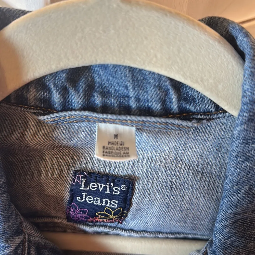 Levi's Cropped Denim Jacket - Image 4