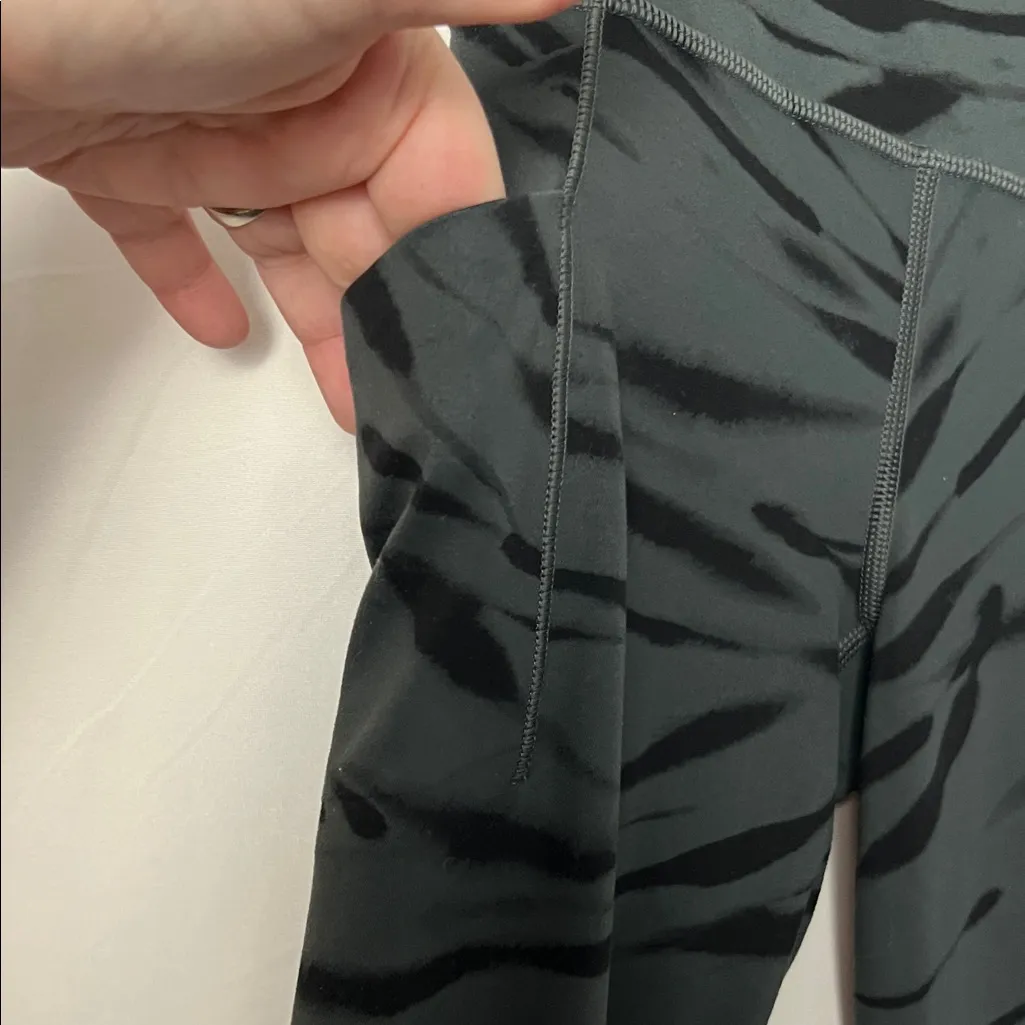 Athleta Salutation Stash Pocket II Animal Print 7/8 Tight Size XXS - Image 5