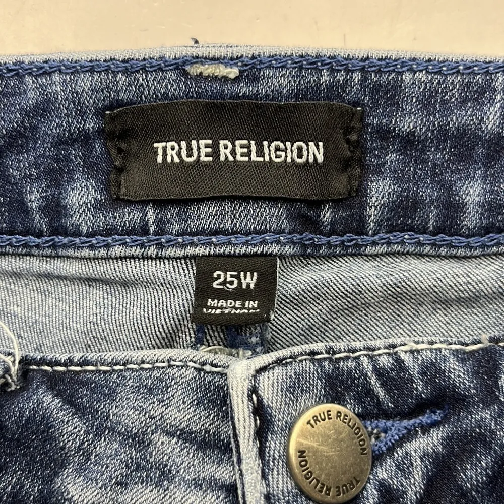 True Religion Riley Knee Shorts Size 25W - Image 10