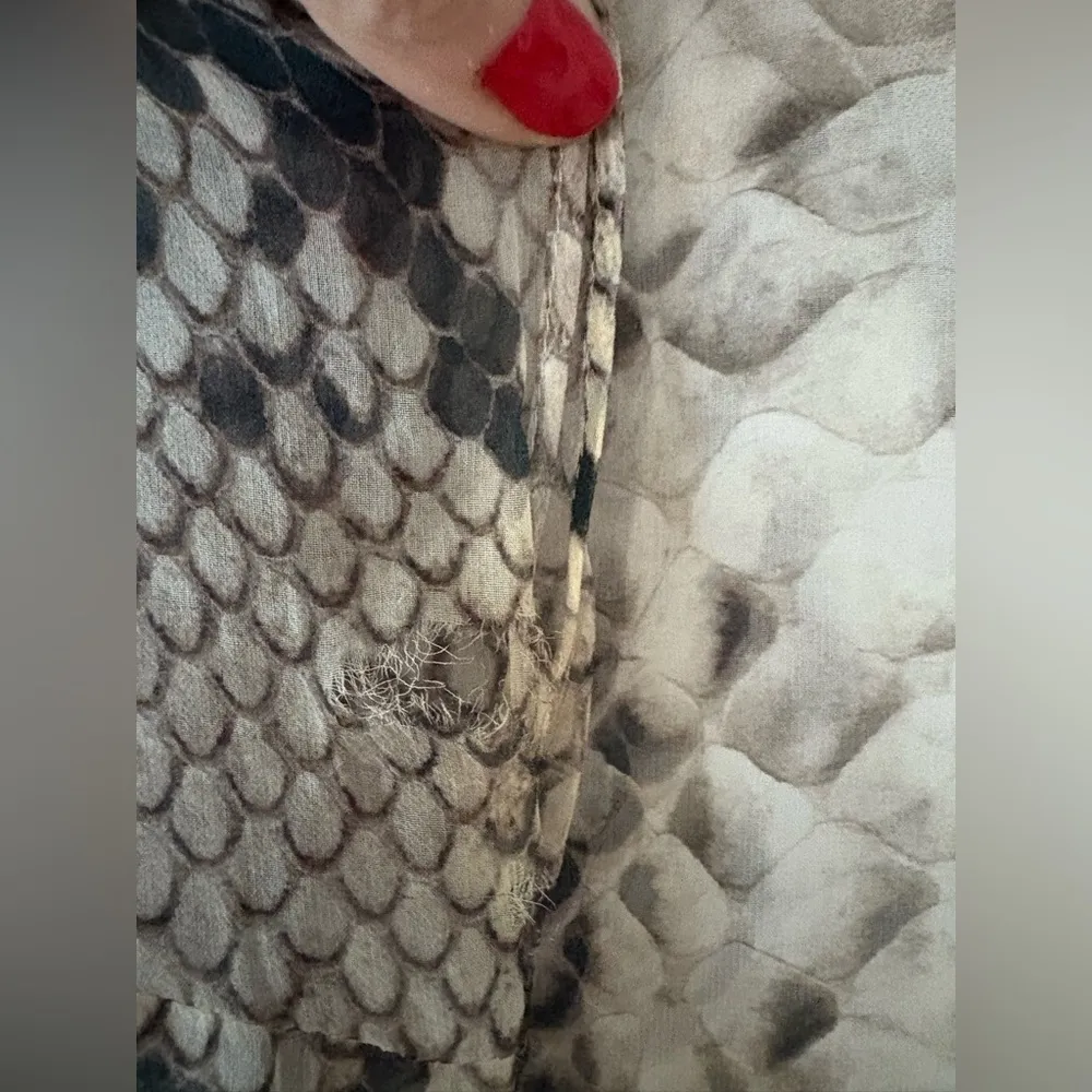 Les Copains Size 42 US 6 Silk Sheer Blouse Snake Skin Print‎ Flaw - Image 3