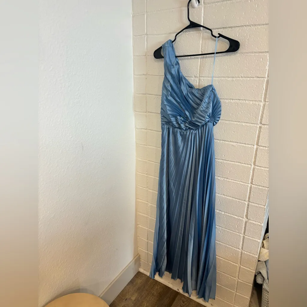 Abercrombie and Fitch Giselle pleated one shoulder midi dress in blue - Image 3