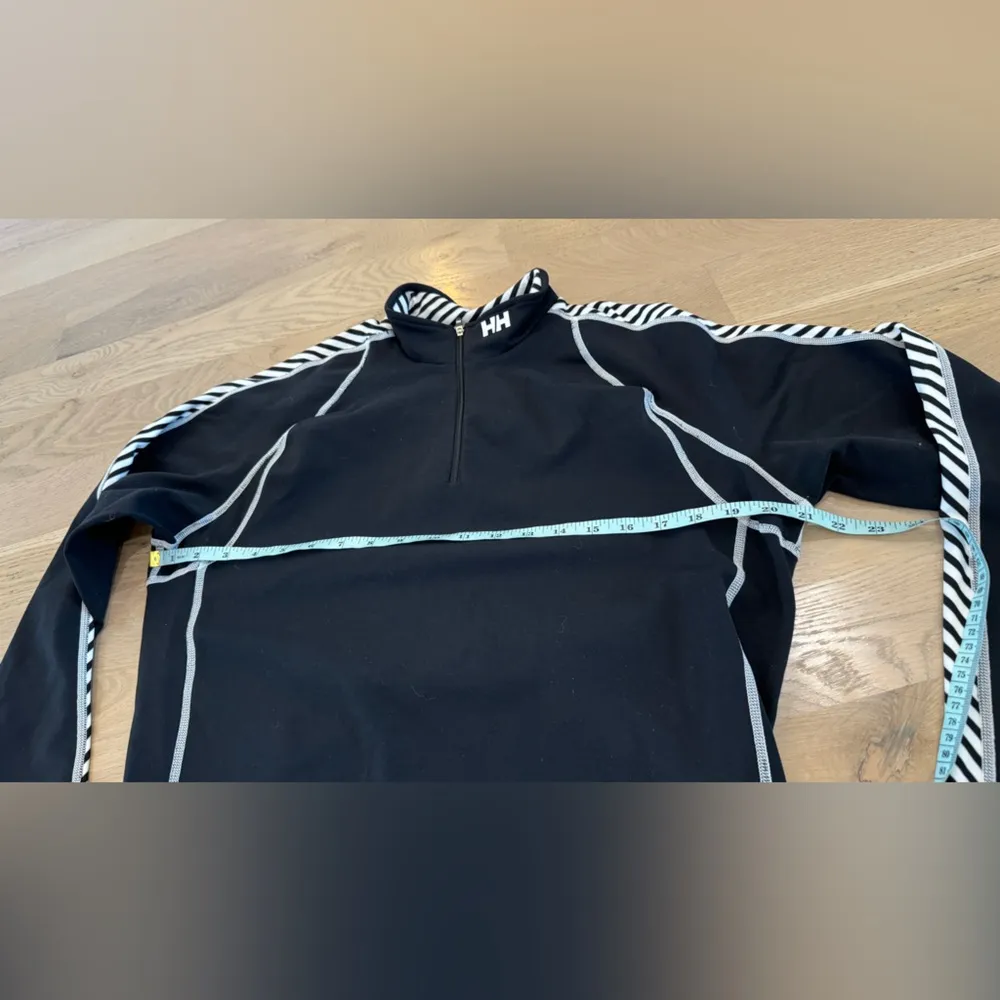 Helly Hansen women’s quarter zip long sleeve baselayer black white size large - Image 6