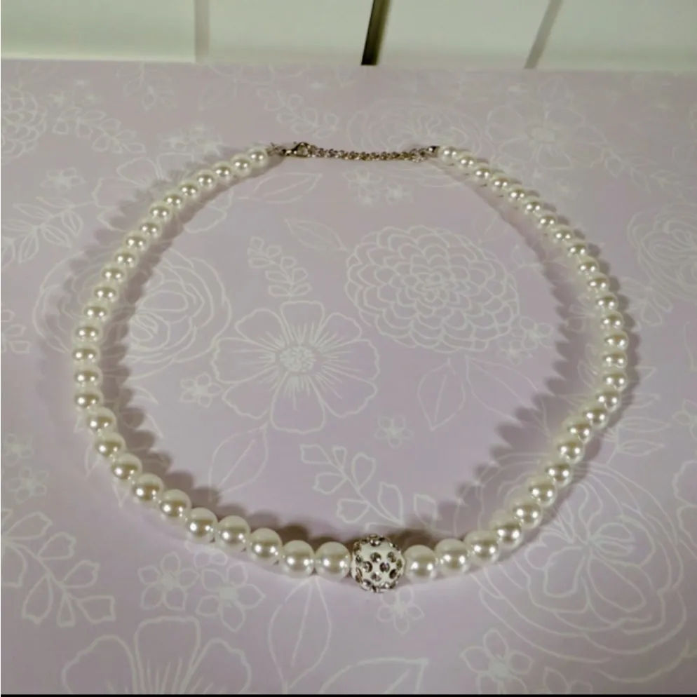 Costume jewelry pearl necklace with matching bracelet. - Image 7