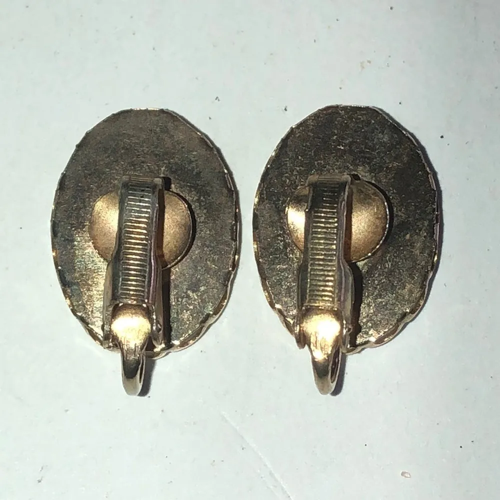 Vintage Gold Tone Floral Bud Flower Ceramic Clip On Earrings - Image 3