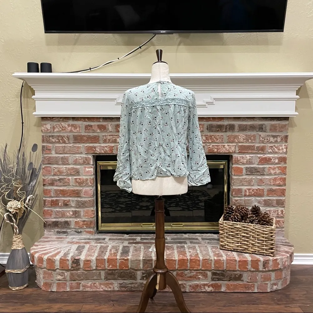 Wild Blue x Sadie Robertson baby blue floral top with crochet details / S / EUC - Image 7