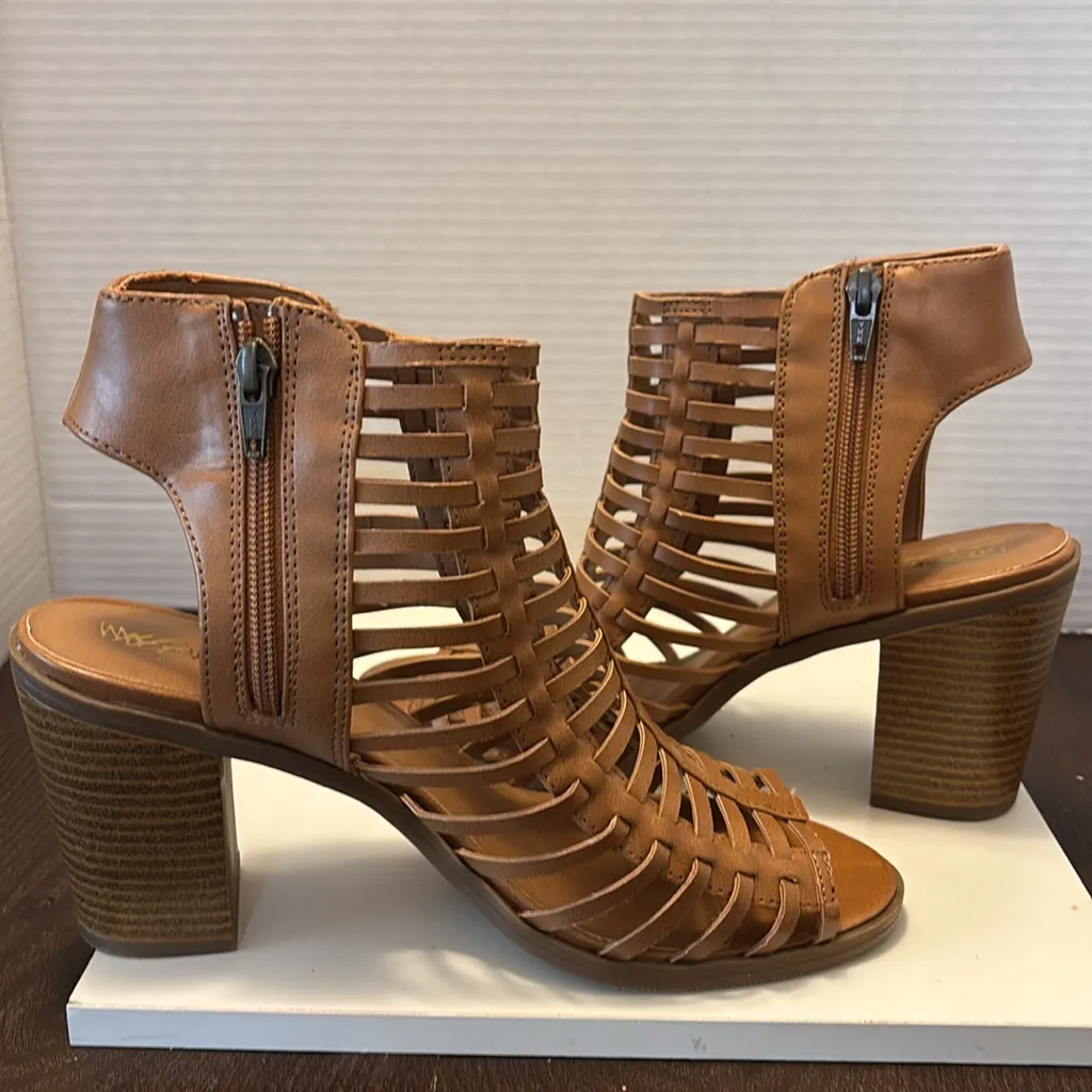 Mossimo Tan Heels with Rounded Toe and Lace - Image 8