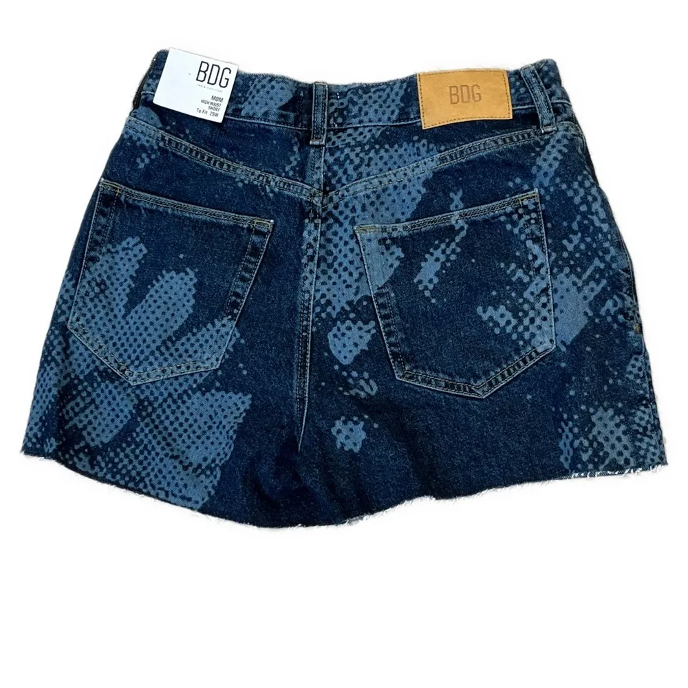 BDG High Waisted Mom Jean Shorts Pixilated Flowers Raw Hem Size 29 - Image 2