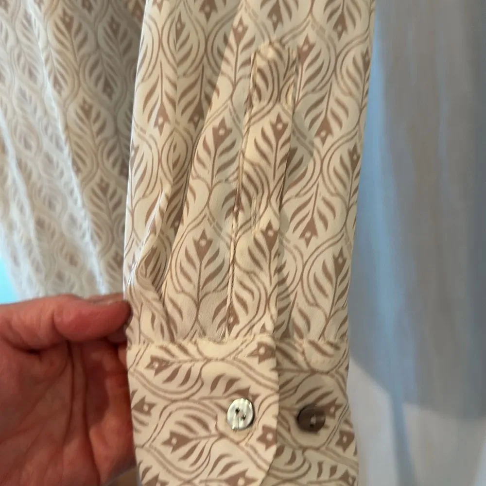 Olivaceous pullover blouses size small cream print - Image 4