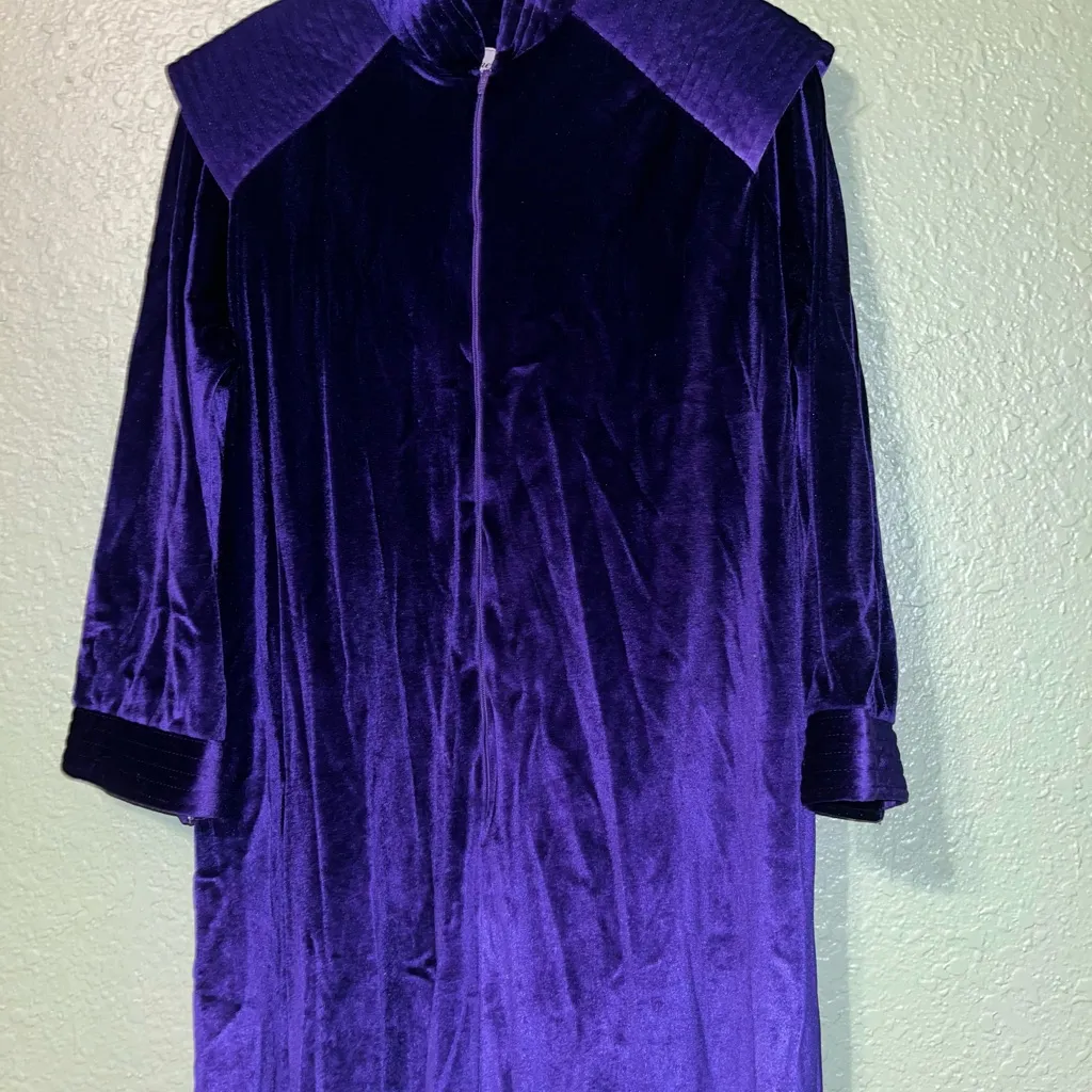 Vintage Elegant Plush Purple Velvet Long Robe • Anne Leslie • made in USA Size undefined - Image 6