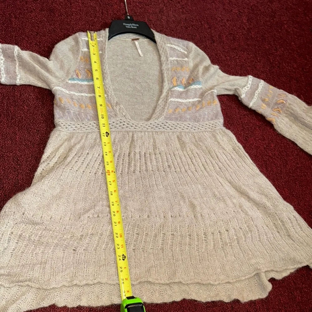 Free People Gray V-Neck Sweater with Relaxed Fit and Geometric Design USE SMALL - Image 5