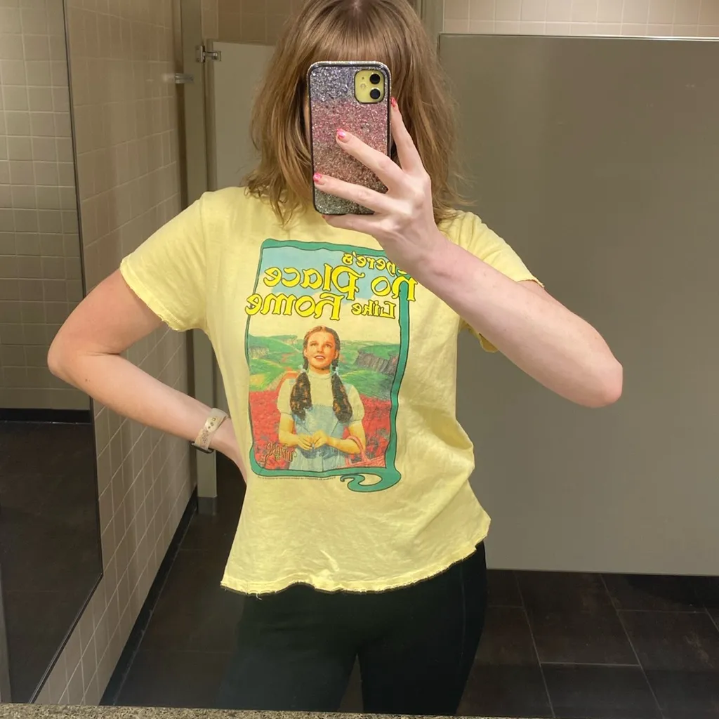 Junk Food Women's Wizard of Oz Dorothy Vintage Tee Size Large Yellow - Image 4