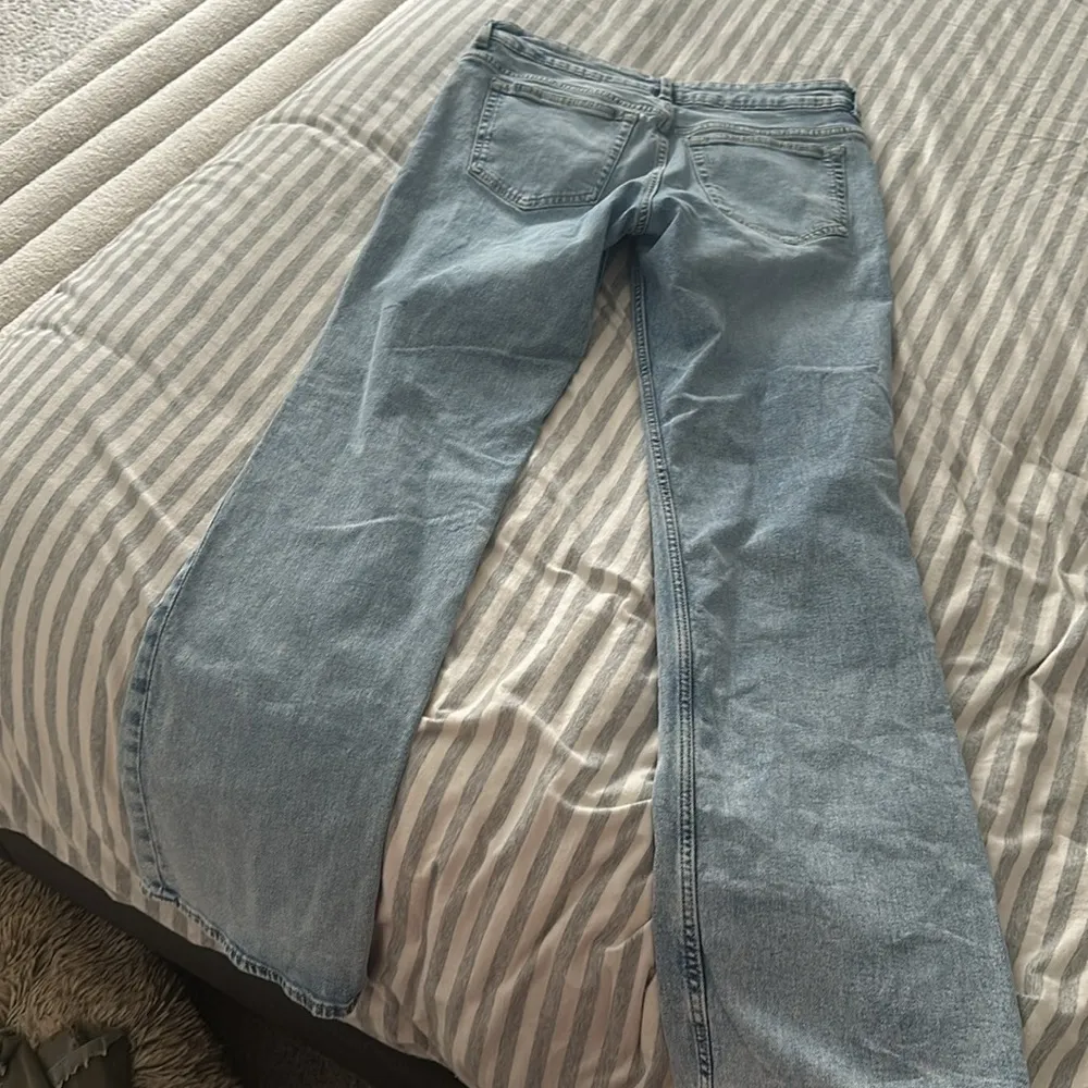 Low rise jeans with light wash - Image 5