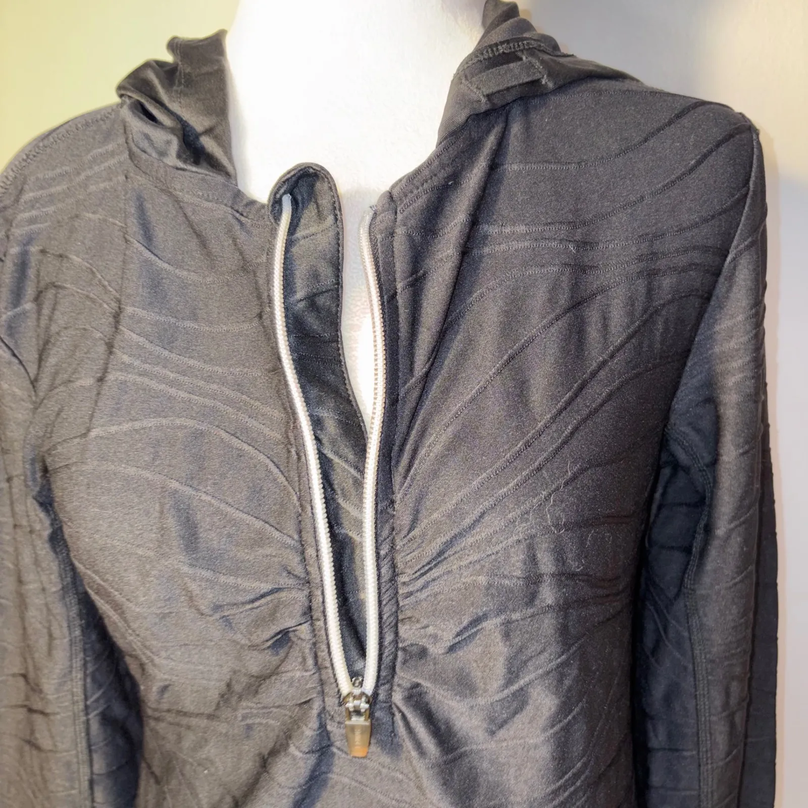 Title Nine Black Textured Ruched Quarter Zip Hoodie Jacket Thumbholes M - Image 2