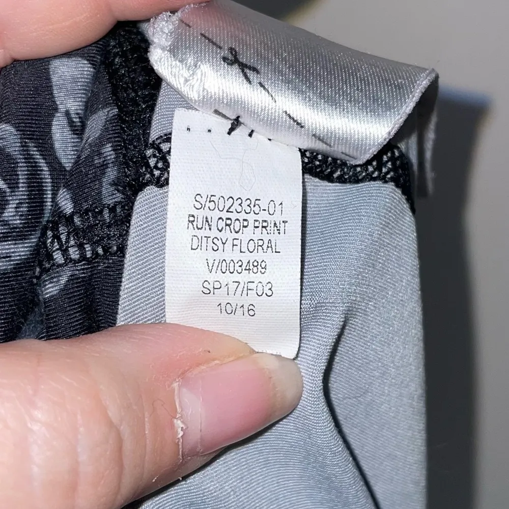 Old Navy Active Go-Dry Run Crop Ditsy Floral Printed Leggings Size XXL - Image 5